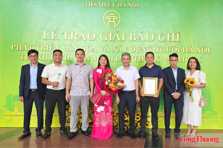 Phó Tổng biên tập Báo Công Thương Nguyễn Tiến Cường chụp ảnh cùng nhóm tác giả đoạt giải.
