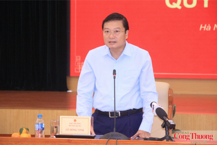 Thứ trưởng Bộ Xây dựng Lê Hồng Vinh phát biểu tại họp báo.