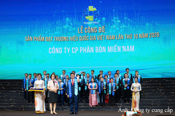 Ông Đỗ Văn Tuấn - Tổng Giám đốc Công ty CP Phân bón Miền Nam nhận Thương hiệu Quốc gia năm 2026.