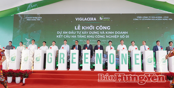 Các đại biểu bấm nút phát lệnh khởi công dự án đầu tư xây dựng và kinh doanh kết cấu hạ tầng Khu công nghiệp số 01.