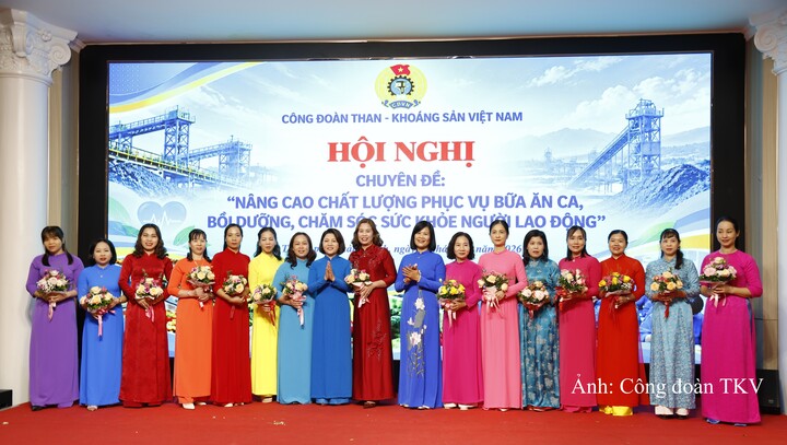 Biểu dương những tập thể, cá nhân có thành tích tiêu biểu trong công tác tổ chức, quản lý, phục vụ bữa ăn ca, bồi dưỡng và chăm sóc sức khỏe người lao động