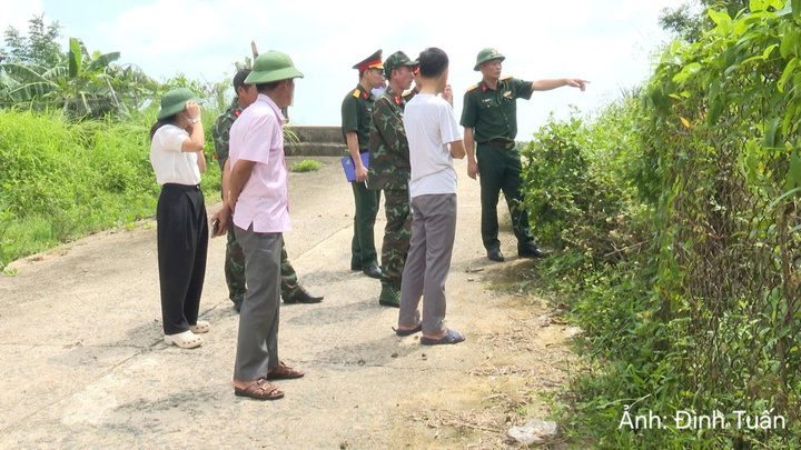 Lực lượng chức năng khảo sát, kiểm tra khu vực có thông tin về mộ liệt sĩ thuộc Tổ dân phố Đông Giang 2, phường Đông Hà, tỉnh Quảng Trị.