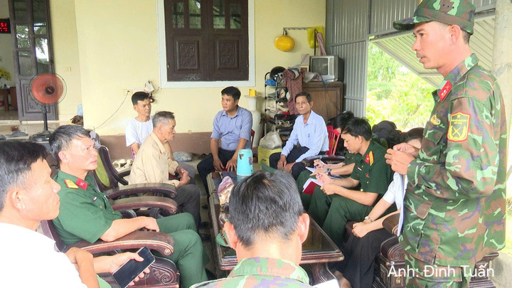 Đoàn công tác gặp gỡ, trao đổi với các nhân chứng liên quan thông tin về mộ liệt sĩ.