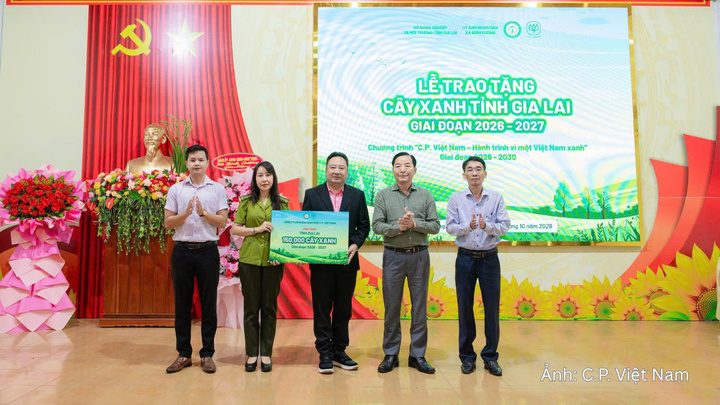 Ông Worawit Arunraksa, Giám đốc Phát triển bền vững C.P. Việt Nam (giữa) trao biển biểu trưng tặng 150 nghìn cây xanh cho tỉnh Gia Lai.