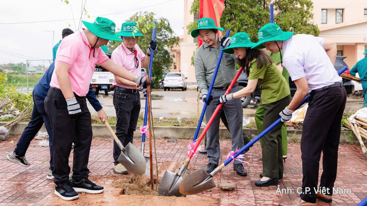 Các đại biểu, người dân tham gia trồng cây tại sự kiện.