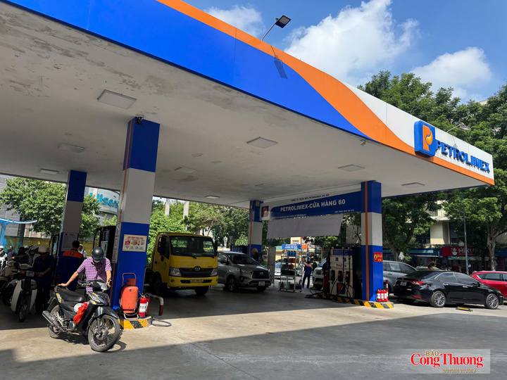 Thông qua ứng dụng Quanh tôi, người tiêu dùng có thể chủ động lựa chọn địa điểm mua xăng dầu với mức giá hợp lý.