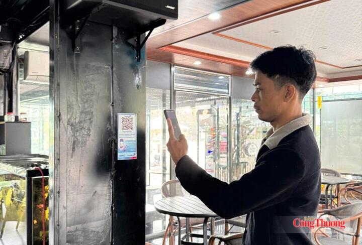 Hưng Yên hướng tới mục tiêu 100% cơ sở kinh doanh, chợ truyền thống và tuyến phố văn minh áp dụng thanh toán không dùng tiền mặt. Ảnh: Hồng Phúc