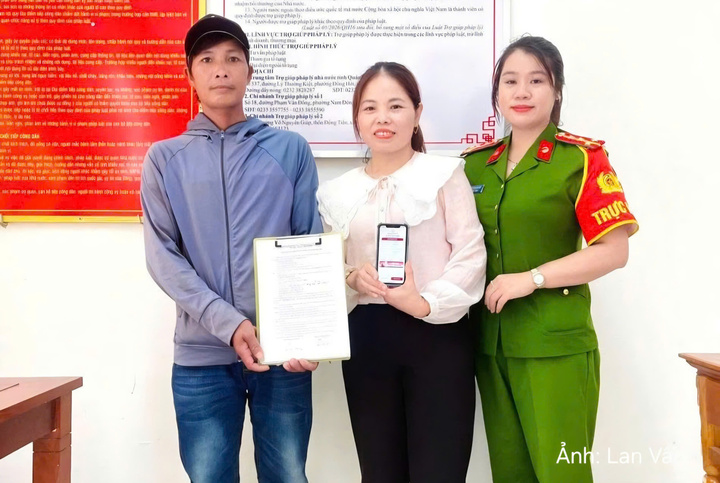 Cô giáo Hồ Thị Phượng tiến hành các thủ tục, chuyển trả số tiền chuyển nhầm qua tài khoản