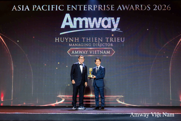 Ông Huỳnh Thiên Triều - Tổng Giám đốc Amway Việt Nam nhận giải thưởng từ Ban tổ chức.