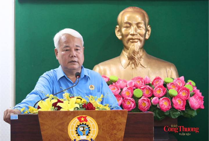Ông Võ Khắc Thái, Chủ tịch LĐLĐ Thành phố phát biểu nhận nhiệm vụ.