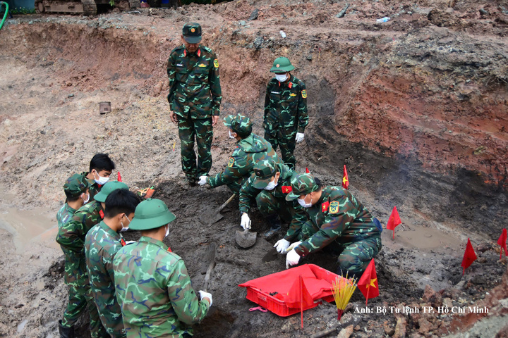 Công tác tìm kiếm, quy tập hài cốt liệt sĩ tại Khu B, Công viên Lê Thị Riêng (TP. Hồ Chí Minh) trong ngày 16/10.