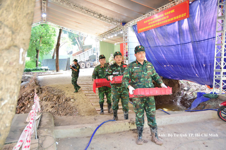Trong ngày 16/10, các lực lượng đã phát hiện, quy tập thêm 12 hài cốt liệt sĩ cùng 6 bộ di vật kèm theo, tại Công viên Lê Thị Riêng.