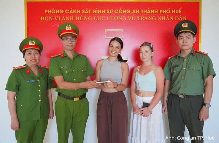 Hai nữ du khách bày tỏ niềm vui, gửi lời cảm ơn đến lực lượng Công an thành phố Huế