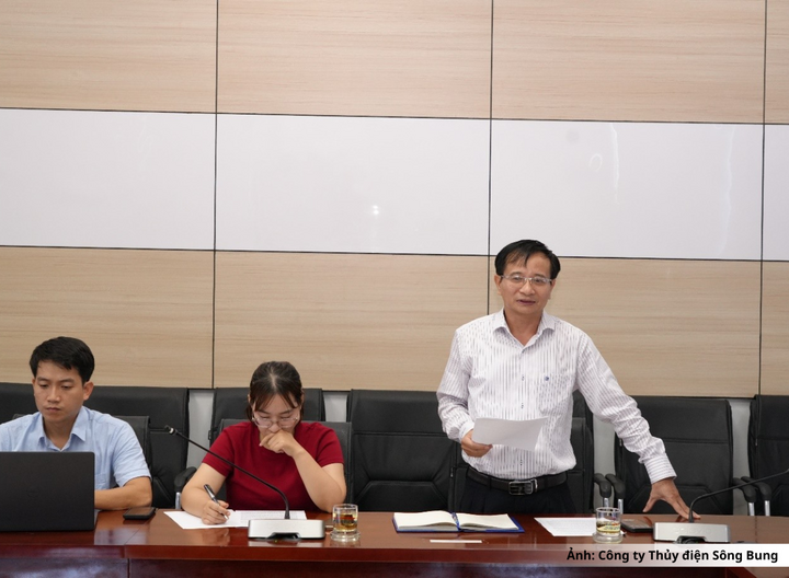 Ông Vương Thành Chung, Phó Giám đốc, Chủ tịch Công đoàn Công ty, đại diện Ban Chấp hành Công đoàn trình bày báo cáo tại buổi làm việc.