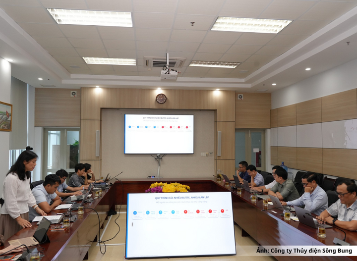 Chị Nguyễn Nho Bích Trâm trình bày, bảo vệ sáng kiến trước Hội đồng sáng kiến cấp Công ty năm 2026.