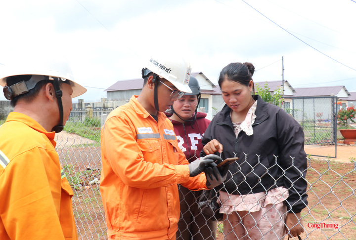 Nhân viên ngành điện miền Nam hướng dẫn đồng bào vùng sâu, vùng xa sử dụng APP CSKH EVN.