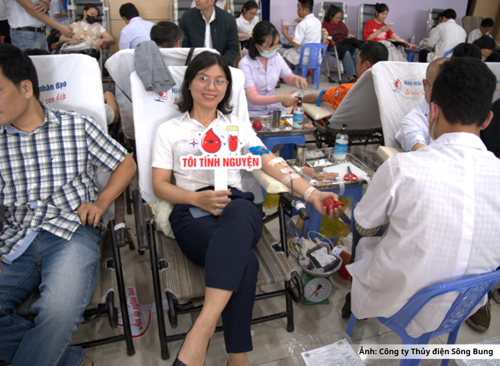 Chị Nguyễn Nho Bích Trâm tham gia chương trình Tuần lễ hồng EVN lần thứ XI.