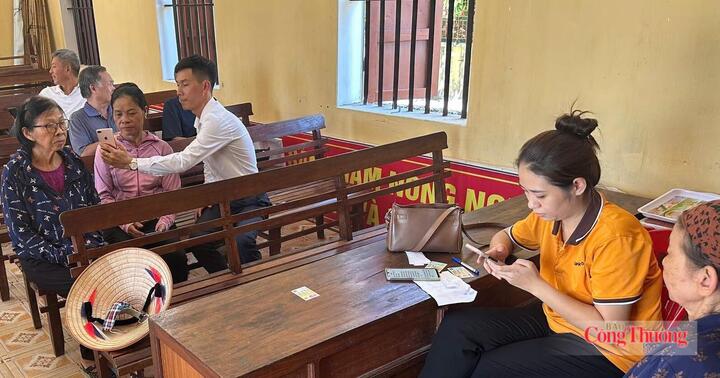 Công an xã Đồng Bằng (tỉnh Hưng Yên) phối hợp với tổ công nghệ số cộng đồng đi đến các thôn để hướng dẫn người dân cài đặt tích hợp VNeID. Ảnh: Trung Hiếu