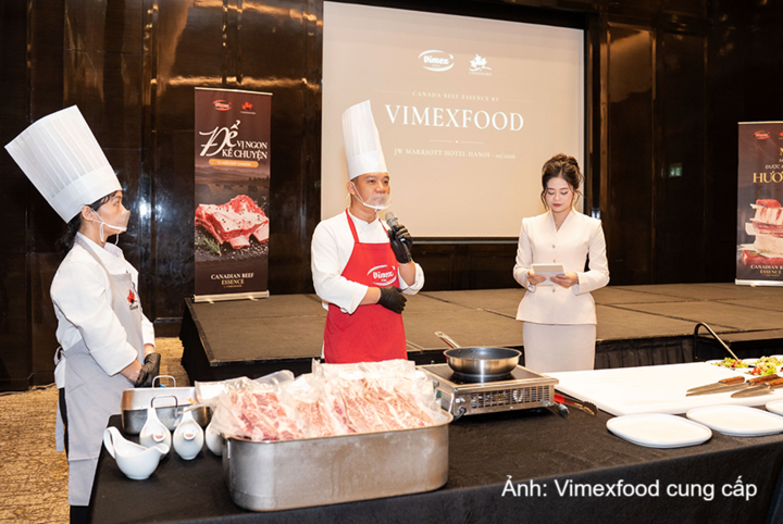 Chef Dương Văn Phương trình diễn kỹ thuật pha lóc và chế biến thịt bò Canada.