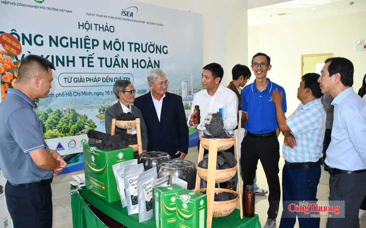 Không gian trưng bày “Công nghệ và giải pháp vì một nền công nghiệp xanh” giới thiệu công nghệ, thiết bị và giải pháp công nghiệp môi trường, tạo điều kiện để doanh nghiệp tiếp cận nhà cung cấp, trao đổi nhu cầu và tìm kiếm cơ hội hợp tác, trong khuôn khổ sự kiện.