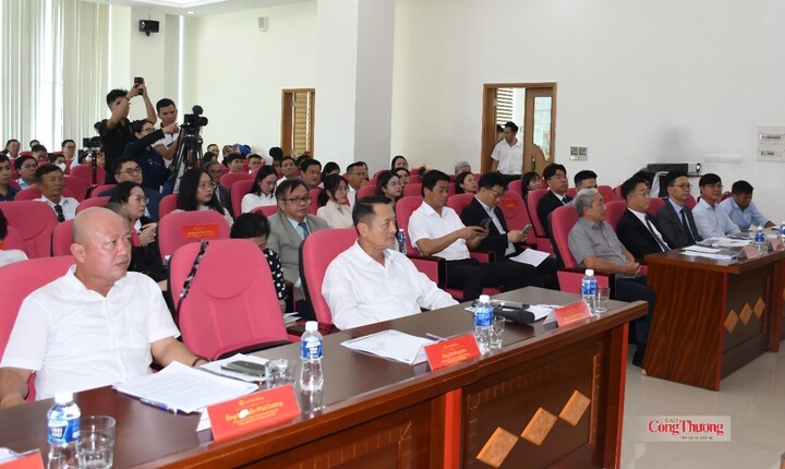 Các đại biểu tham dự sự kiện.