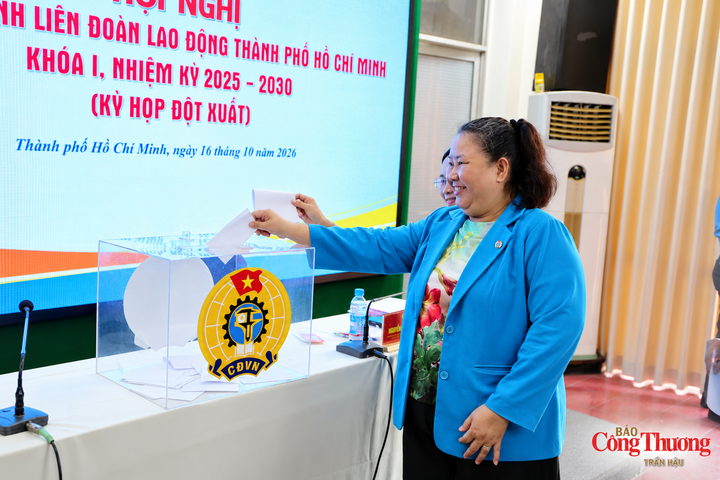 Đại biểu thực hiện bỏ phiếu bầu chức danh Chủ tịch LĐLĐ TP. Hồ Chí Minh khóa I, nhiệm kỳ 2025 - 2030.