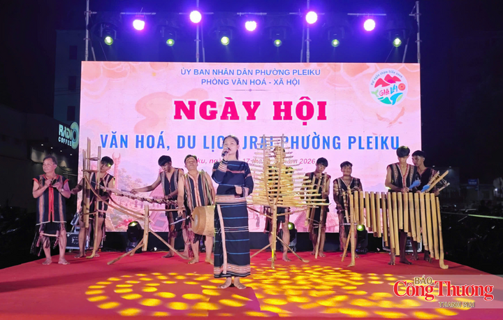 Trong khuôn khổ chương trình sẽ có các hoạt động giới thiệu, tái hiện lễ cúng mừng lúa mới, biểu diễn cồng chiêng, múa xoang, nhạc cụ truyền thống và chương trình văn nghệ giao lưu phục vụ người dân, du khách.