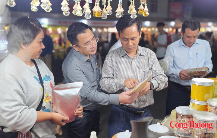 Lãnh đạo phường Pleiku tham quan các gian hàng OCOP.
