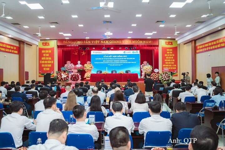 Toàn cảnh Lễ ký kết Hợp đồng EPC Dự án cải tạo, nâng cấp hệ thống xử lý khí thải Nhà máy Nhiệt điện Quảng Ninh ngày 16/10/2026.