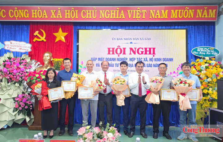 UBND xã Gào đã khen thưởng các doanh nghiệp và hợp tác xã có đóng góp cho phát triển kinh tế - xã hội trên địa bàn.