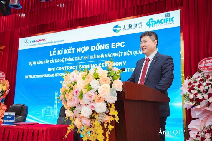 Ông Chen Hao - Phó Tổng Giám đốc Shanghai Electric Power Generation Engineering, đại diện Liên danh nhà thầu phát biểu tại buổi lễ.