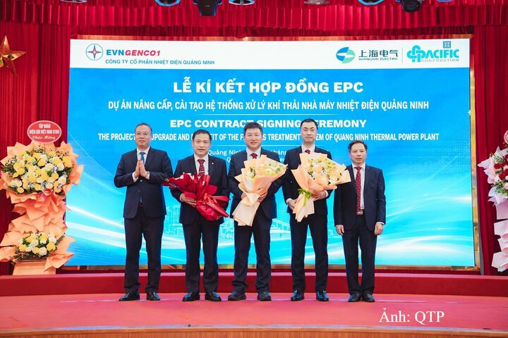 Lãnh đạo EVNGENCO1 và Hội đồng quản trị QTP tặng hoa chúc mừng đại diện Chủ đầu tư và Liên danh nhà thầu tại Lễ ký kết Hợp đồng EPC.