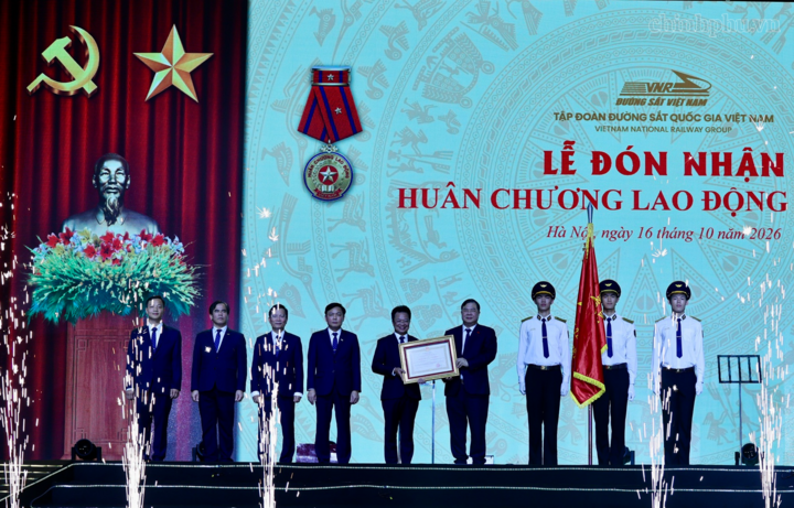 Phó Thủ tướng Thường trực Phạm Gia Túc trao Huân chương Lao động hạng Ba tặng Tập đoàn Đường sắt Quốc gia Việt Nam - Ảnh: chinhphu.vn/Phương Nguyên