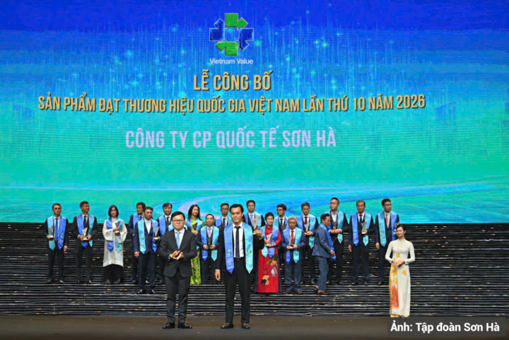 Lãnh đạo Sơn Hà nhận danh hiệu.