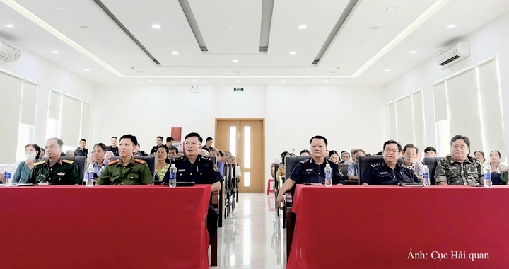 Đại diện các lực lượng chức năng, chính quyền địa phương, doanh nghiệp và người dân tham gia hội nghị ngày 14/10.