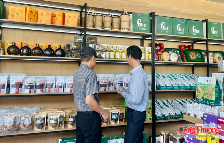 Du khách tìm hiểu và lựa chọn những sản phẩm đặc trưng của địa phương.