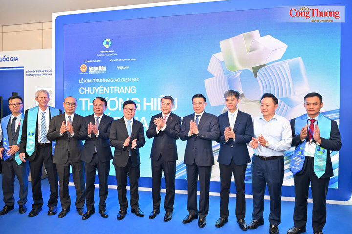 Thủ tướng, đại diện các bộ, ngành và doanh nghiệp chụp ảnh tại sự kiện.