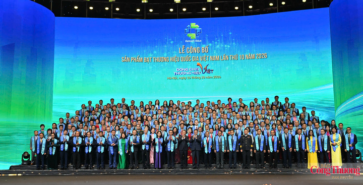 Thủ tướng Lê Minh Hưng, Bộ trưởng Lê Mạnh Hùng chụp ảnh cùng các doanh nghiệp đạt Thương hiệu quốc gia 2026.