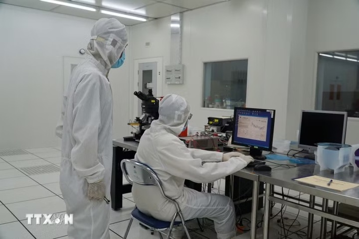 Hoạt động nghiên cứu tại Phòng thí nghiệm công nghệ bán dẫn Trung tâm Nghiên cứu triển khai Khu Công nghệ cao TP. Hồ Chí Minh - Ảnh: TTXVN