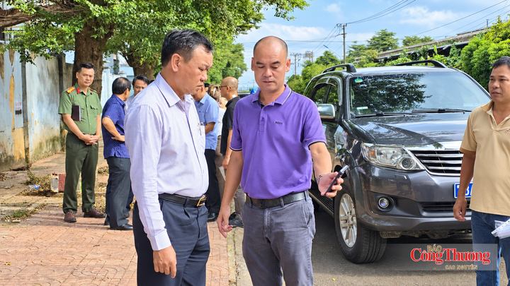 Ông Nguyễn Kim Tùng báo cáo với ông Đào Mỹ (bìa trái) về việc 4 doanh nghiệp tự ý đấu nối, xả thải.