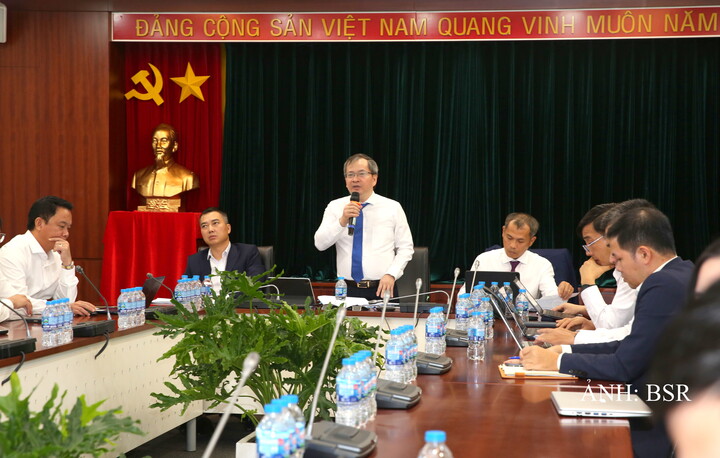 Ông Khương Lê Thành, Thành viên Hội đồng quản trị BSR cùng các thành viên HĐQT, Ban Tổng Giám đốc chủ trì và trả lời các câu hỏi của các nhà đầu tư, quỹ đầu tư và công ty chứng khoán. Ảnh: BSR