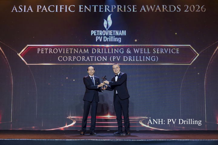 Ông Đỗ Danh Rạng, Phó Tổng Giám đốc PV Drilling đại diện Tổng công ty nhận Giải thưởng APEA 2026 ở hạng mục “Doanh nghiệp quản trị bền vững và minh bạch”. Ảnh: PV Drilling