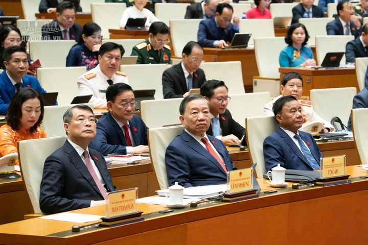 Tổng Bí thư, Chủ tịch nước Tô Lâm (ngồi giữa); Thủ tướng Chính phủ Lê Minh Hưng (bên tay trái), Thường trực Ban Bí thư Trần Cẩm Tú (bên tay phải) tai phiên khai mạc