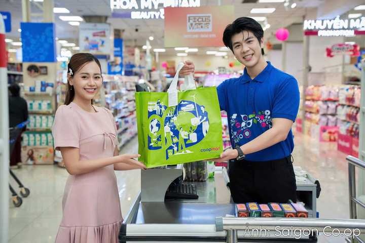 Thái độ ân cần, tận tâm phục vụ cùng nụ cười tươi khi đón tiếp khách hàng của nhân viên Co.opmart.