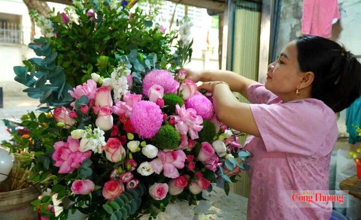 Người bán đang tất bật hoàn thiện giỏ hoa 1,5 triệu cho khách đặt 20/10. Ảnh: Hoàng Yến