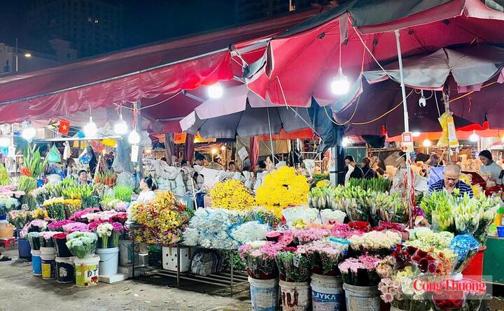 Các gian hàng đa dạng các loại hoa tươi từ phân khúc bình dân đến cao cấp. Ảnh: Hoàng Yến