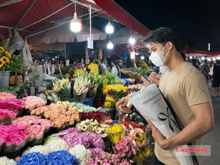 Bên cạnh khách nhập sỉ với số lượng lớn, cũng có nhiều khách lẻ tìm đến đây để mua các loại hoa nhập khẩu không bán đại trà trên thị trường.