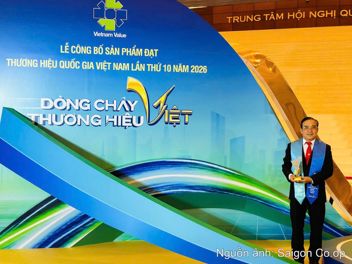 Ông Nguyễn Ngọc Thắng, Phó Tổng Giám đốc Saigon Co.op, đại diện đơn vị đón nhận danh hiệu Thương hiệu Quốc gia Việt Nam năm 2026.