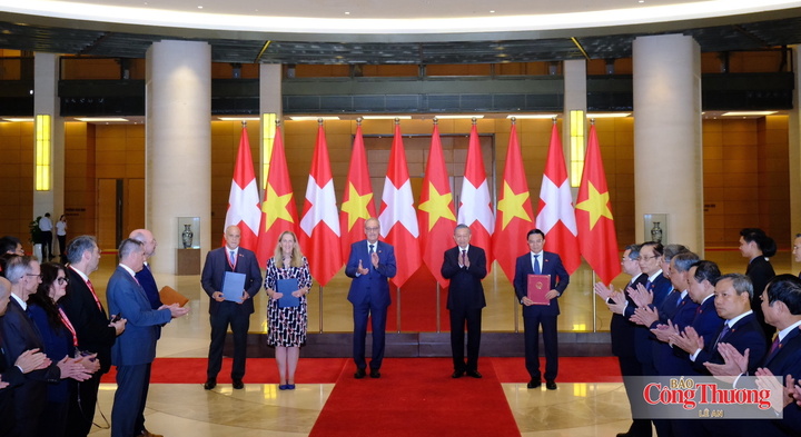 Sau cuộc hội đàm, Tổng Bí thư, Chủ tịch nước Tô Lâm và Tổng thống Liên bang Thụy Sĩ Guy Parmelin chứng kiến lễ trao các văn kiện hợp tác giữa các bộ, ngành hai nước.