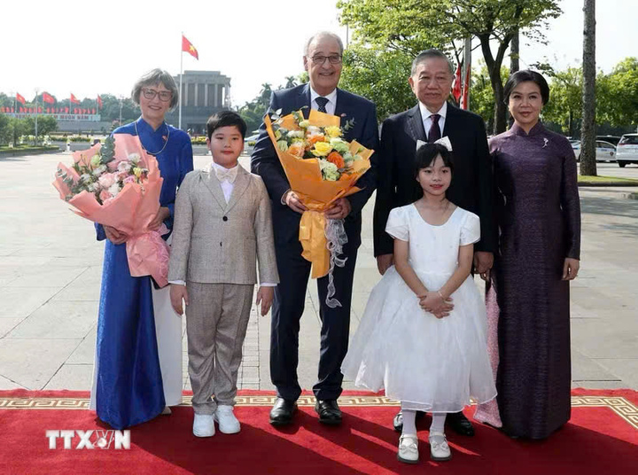 Tổng Bí thư, Chủ tịch nước Tô Lâm và phu nhân Ngô Phương Ly đón Tổng thống Thụy Sĩ Guy Parmelin và phu nhân Caroline Parmelin.